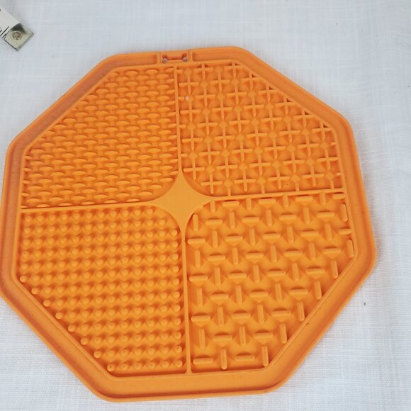 Pet Licking Mats 2 Dog Paw 2 Hexagon 3 Square New - Picture 10 of 13